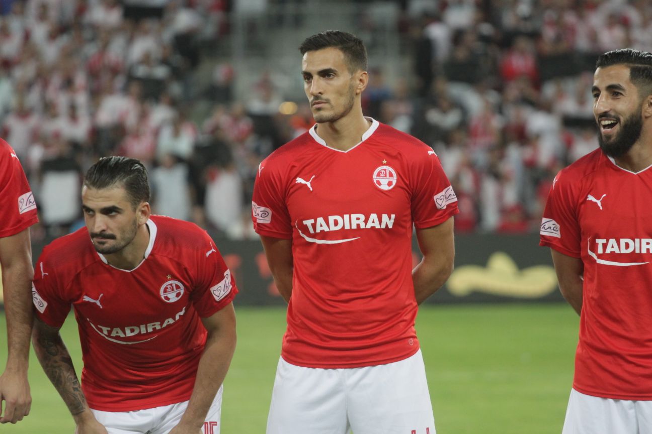 חאתם עבדאל חמיד במרכז. שני כרטיסים צהובים תוך שש דקות (צילום: בן בודה)